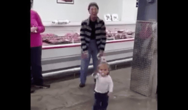 Daily Dose of Cute: Little Girl Gives Strangers Hugs at Grocery Store