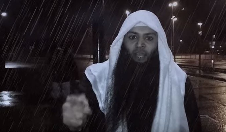 British Extremist Films Pro-Jihad Screed on Open Street with Passers-by