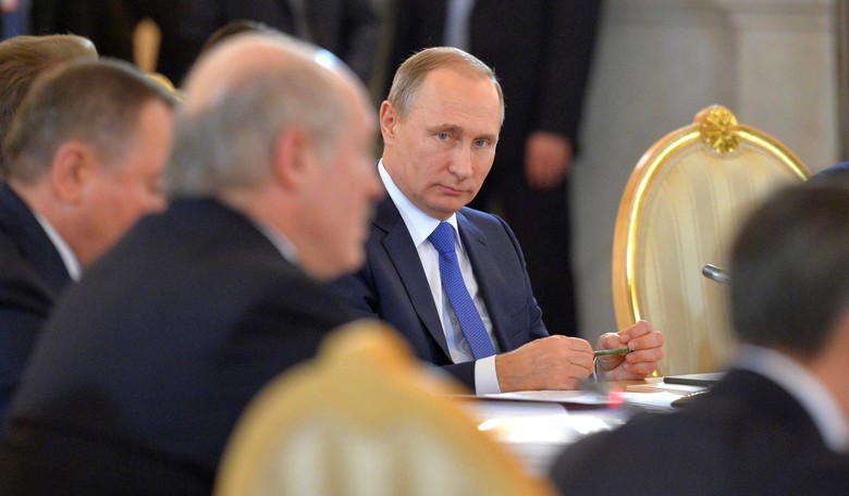 Russia Pulls Out 'Small Number of Aircraft,' Continues Syria Airstrikes