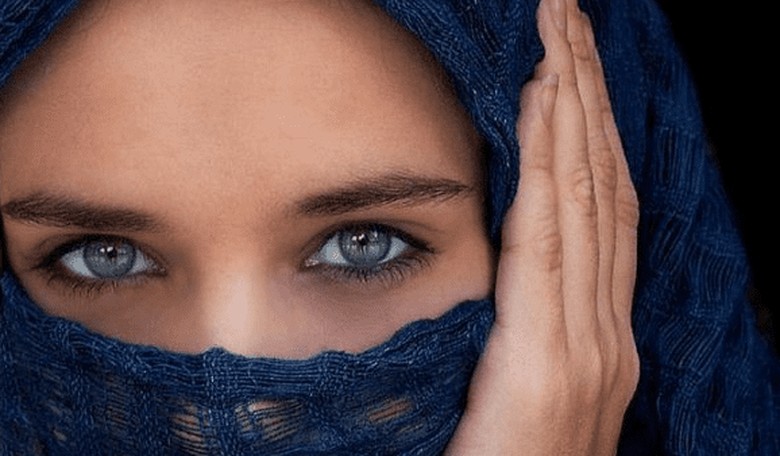 Air France Stewardesses Reject Wearing Hijabs in Iran...