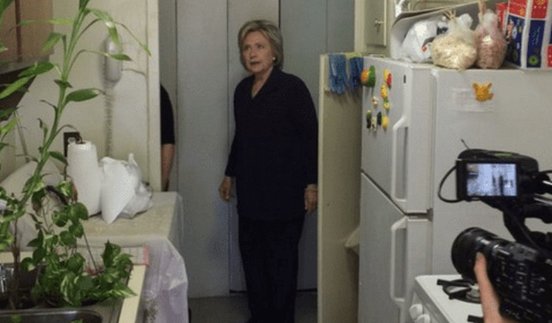 Hillary Tours Normal American Home, Visibly Expresses Horror