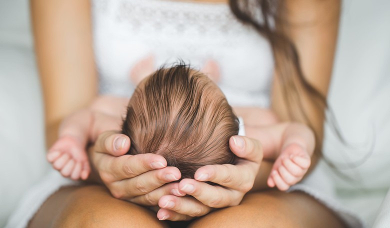 Everything You Need to Know About Your First Two Weeks With a Newborn