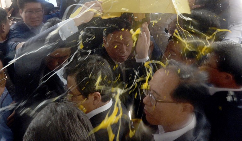 2016 Fever: South Korean Prime Minister Pelted with Eggs