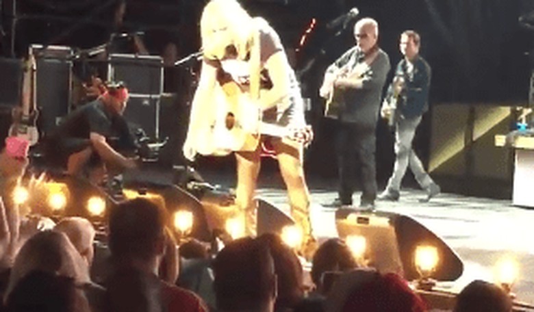 Miranda Lambert Stops Concert to Keep a 'Douchebag' From Interrupting Her