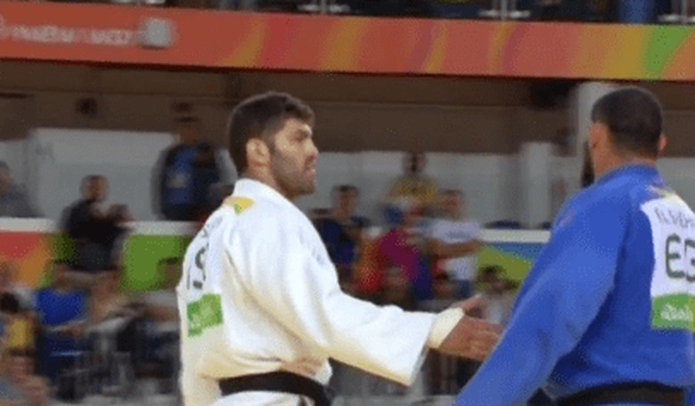 Egyptian Judo Athlete Refuses to Shake Israeli's Hand After Olympic Match...