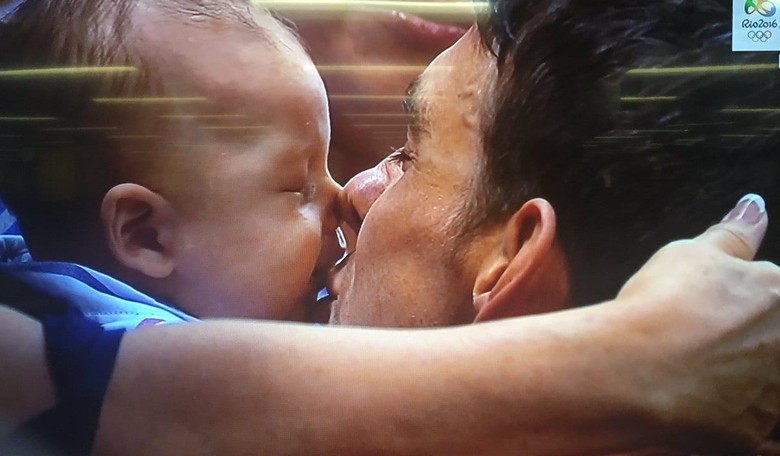 Michael Phelps Kissing Boomer Is the Cutest Thing on the Internet Right Now