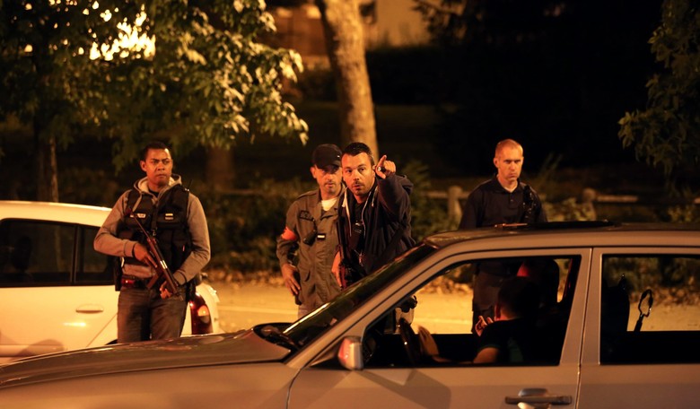 War in Paris: Radical Muslim Woman Stabs French Police Officer