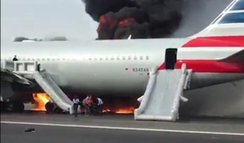 Watch Terrified Passengers Rushing to Escape Burning Plane in Chicago