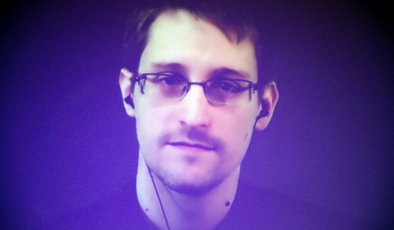 Report: Putin May Hand Over Snowden to 'Curry Favor' With Trump