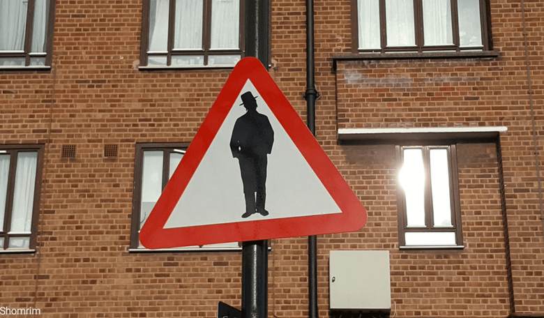 'Beware of Jews' Sign Sparks Outrage in UK Hasidic Community
