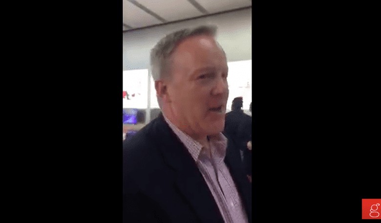Sean Spicer Was Accosted at an Apple Store