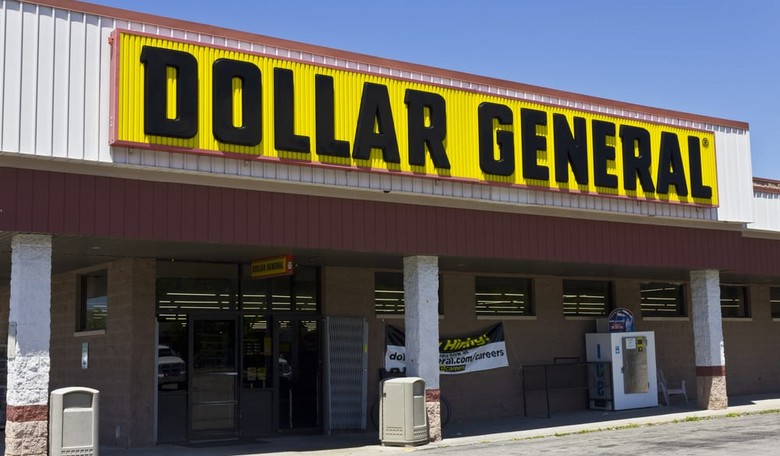 Dollar General Plans to Add 10k Jobs While Traditional Chains Shut Their Doors