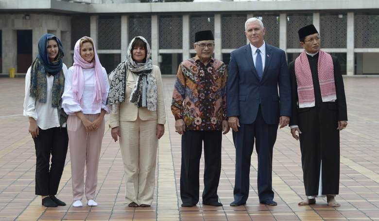 Pence Visits Mosque, Declares Indonesia's Moderate Islam 'an Inspiration to the World'