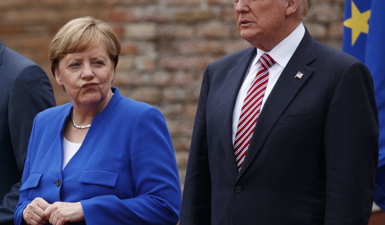 Merkel Condemns Trump Decision on Jerusalem, Pushes Two-State Solution