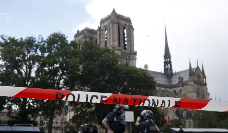 'Man With Hammer' Attacks Police Officer Outside Notre Dame Cathedral in Paris
