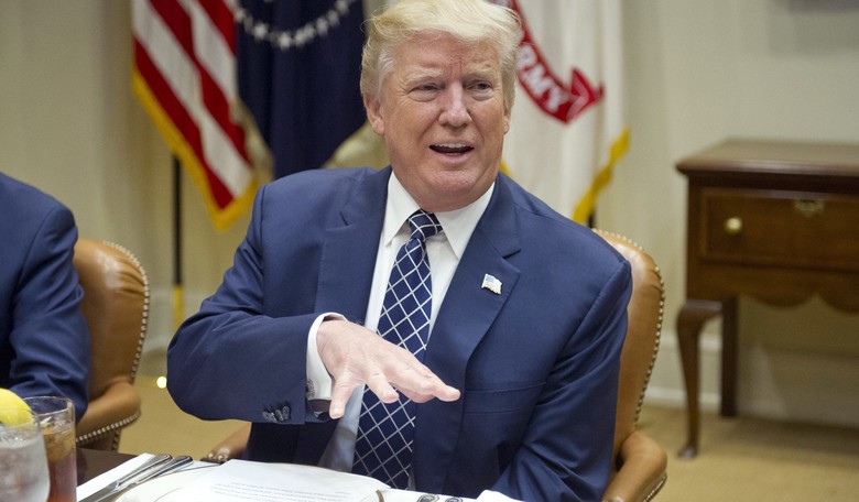 After Deciding to 'Just Let Obamacare Fail,' Trump Again Lobbying for Healthcare Bill