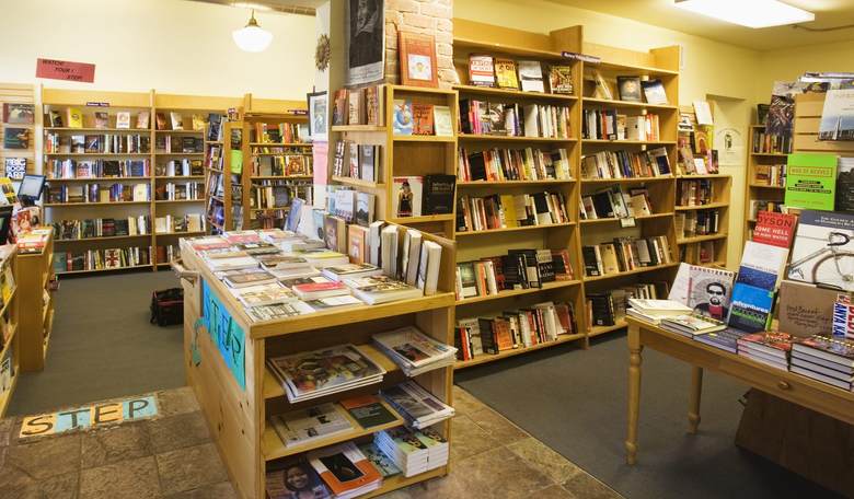 Pearl-Clutching Bookstore Employee Frets Over Selling 'Hillbilly Elegy' to Customers