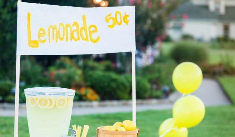 Man Threatens to Call Police Over Little Girl's Lemonade Stand