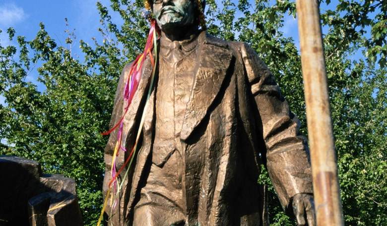 Seattle Mayor Wants to Tear Down Lenin Statue Along With Confederate Statue