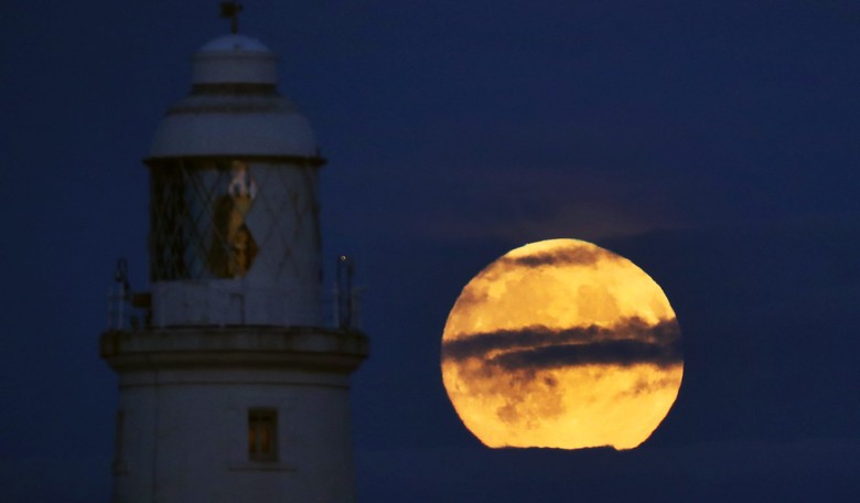 Smugglers, Pirates and the Race for Water-Ice on the Moon