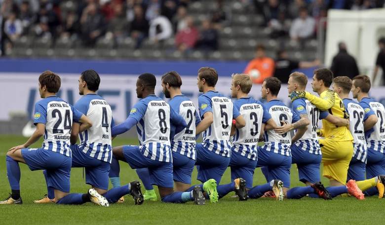German Soccer Team Kneels in Solidarity with NFL