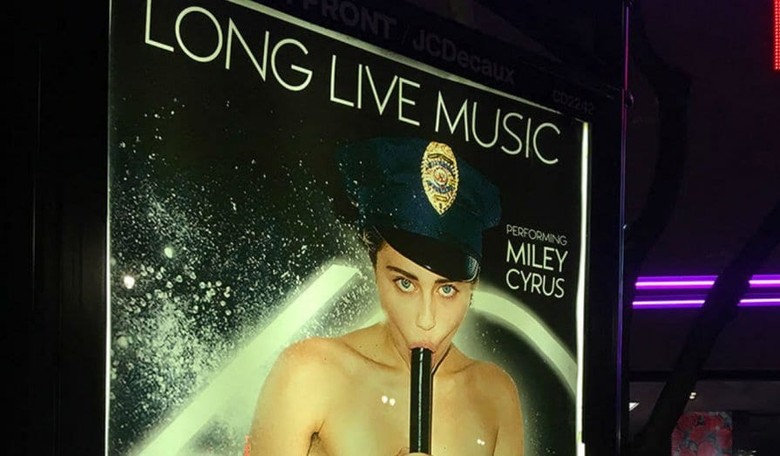 Conservative Street Artist Confronts Hypocrisy of Grammy Awards