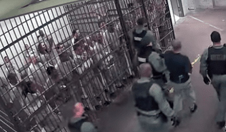 Shock Video: Chicago Inmates Applaud as Cop Killer Walks By