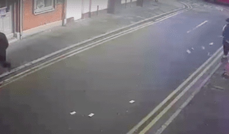 [VIDEO] High Winds Foil Would-Be Thieves, Send Money Flying Out of Their Reach
