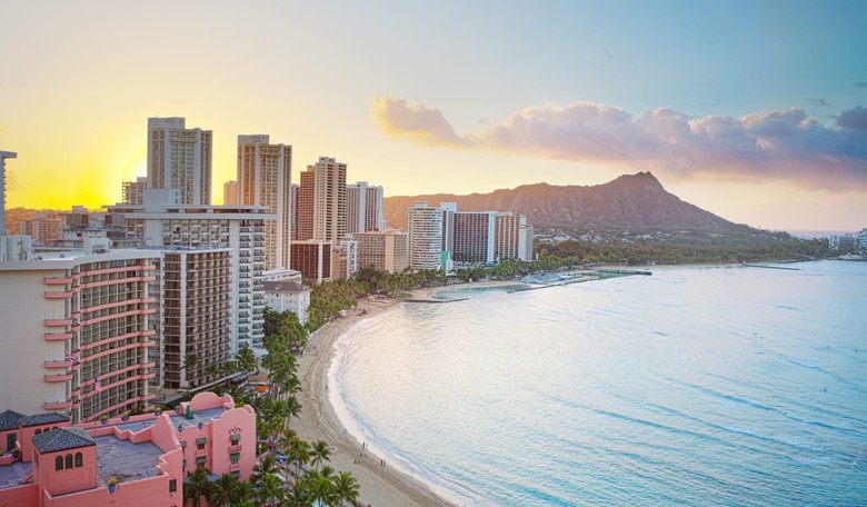 No Arrest after Police Find Huge Weapons Cache in Man's Waikiki Hotel Room