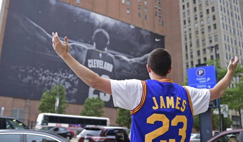 Twitter Users Troll the California Democratic Party Over Welcoming LeBron James to the Los Angeles Lakers