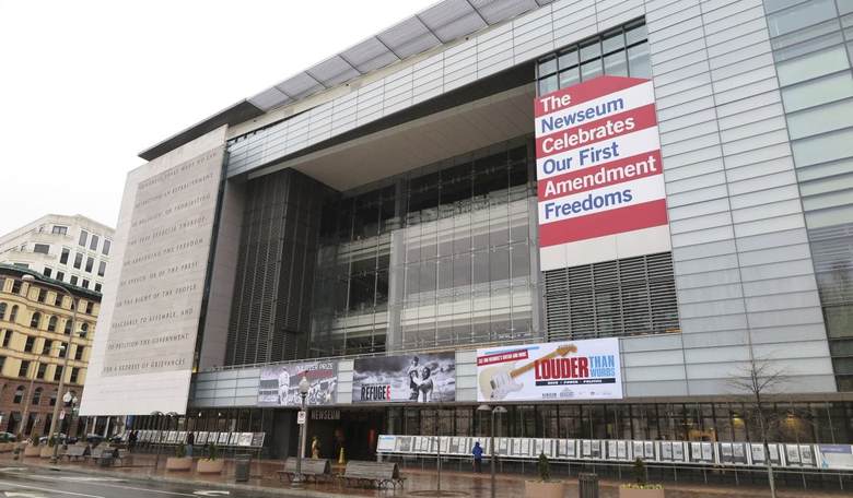 Reporters Shocked at MAGA Hats, 'Fake News' T-Shirts Sold at Newseum: 'Insult to Journalists!'