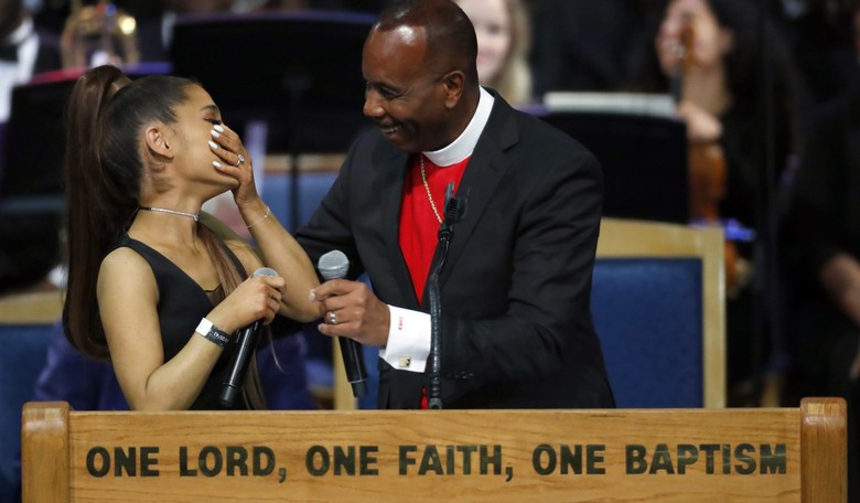Pastor at Aretha Franklin's Funeral Appears to Grope Ariana Grande