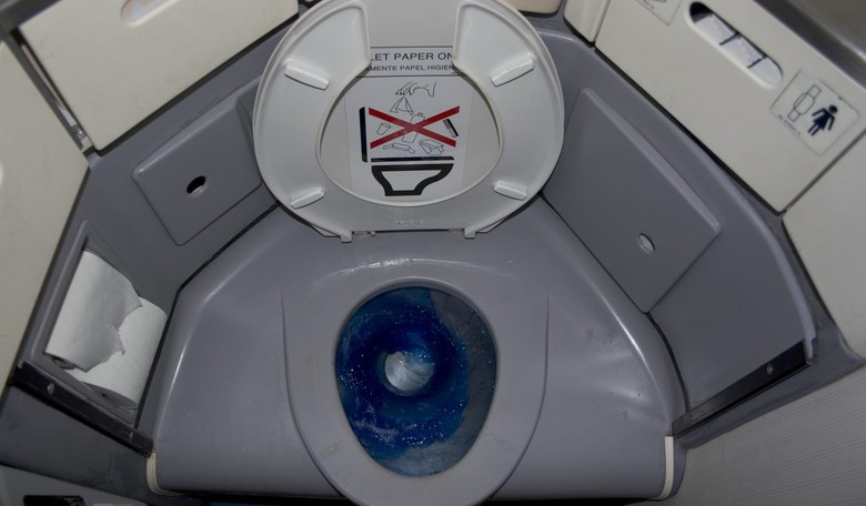 American Airline Passengers Forced to Pee in Plastic Bags