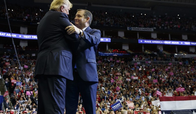 Trump, Cruz Hug It Out at Raucous Houston Rally