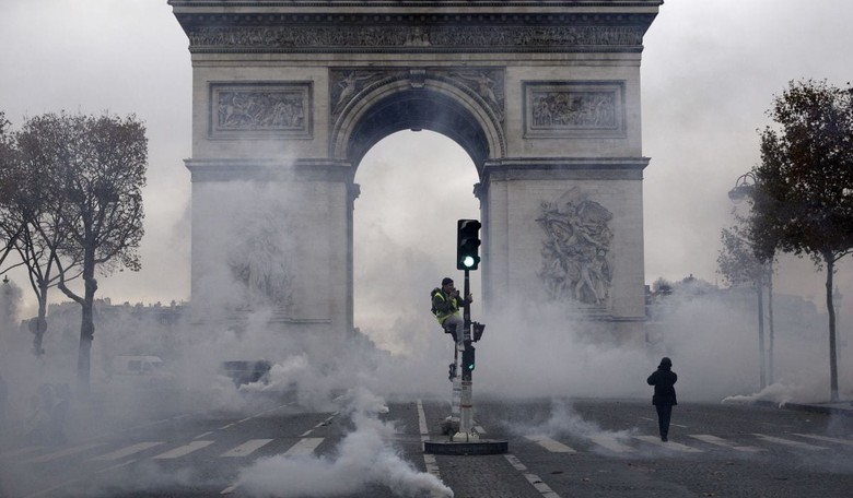 Riot in Paris as Protests Against Taxes Gain Steam