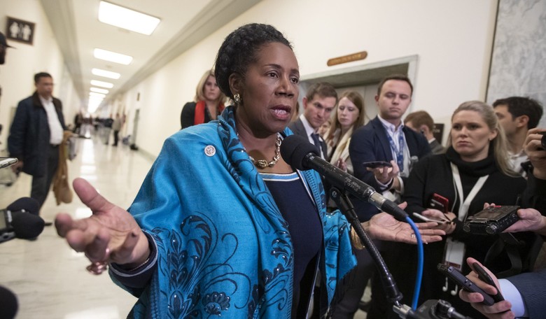 Sheila Jackson Lee Confuses AR-15 for 10 Moving Boxes and a Heavy Machine Gun