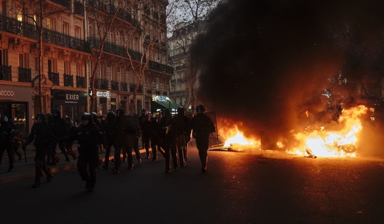 French Government's Stance Against Yellow Vest Protests Hardens as Clashes Enter 13th Week