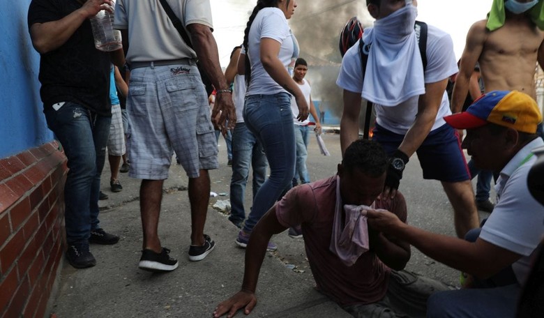 Maduro Orders All Venezuelan Borders Closed as Protesters Clash with Soldiers Over Aid