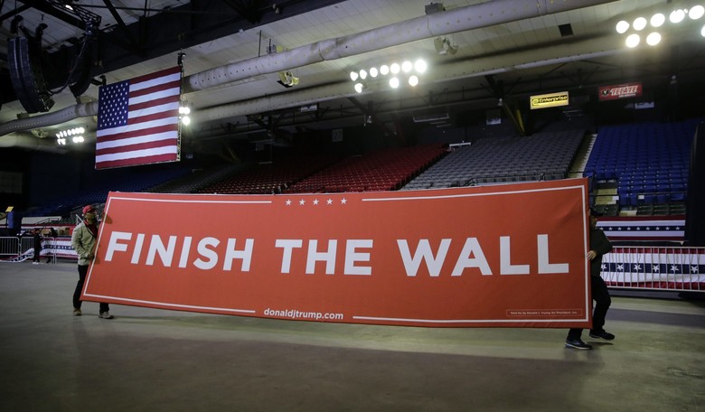 Conservative Twitter Celebrates: Hashtag #BuildThatWall Goes Viral