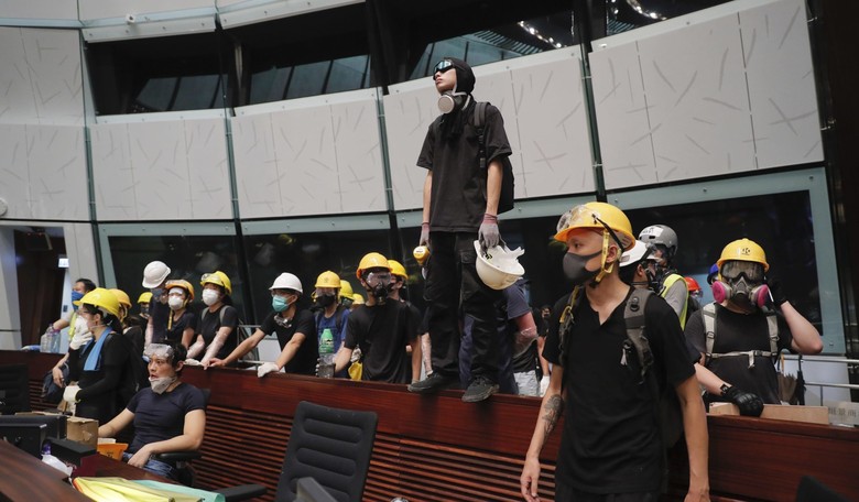 Peaceful Hong Kong Demonstrations Escalate as Protesters Storm Legislative Council; 550k Take to Streets