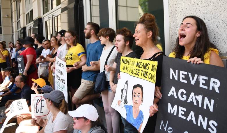 Abolish ICE Protestors Block DHS Building Entrances and Exits, Attempt to 'Shut Down ICE'