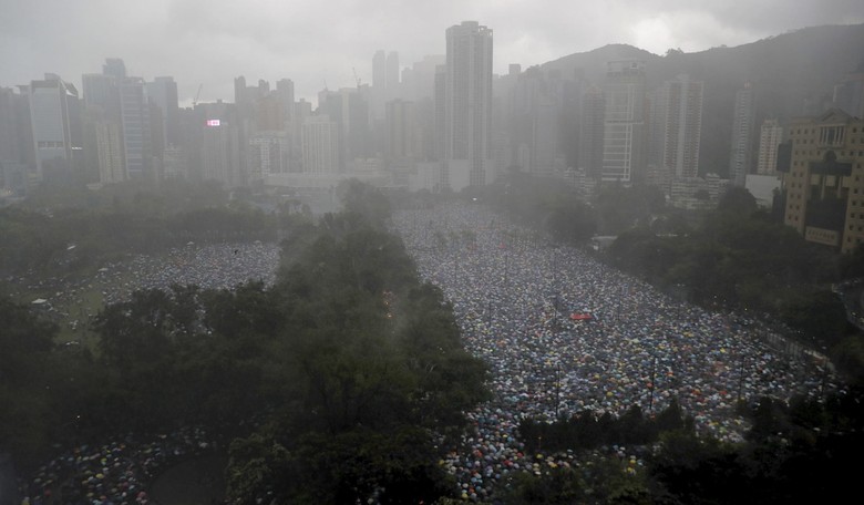 Record Turnout as Hong Hong Voters Elect Pro-Democracy Candidates in Blow to China