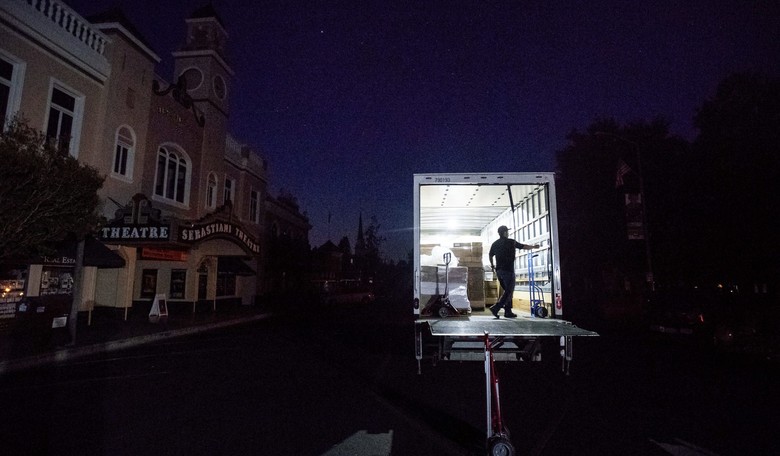 Californians Stockpile Booze and Ice as PG&amp;E Imposes Catastrophic Power Outages to Prevent Wildfires