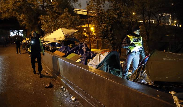Paris Police Clear 1600 Migrants from Makeshift Tent Camps
