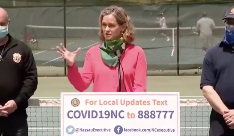 Official Tries to Explain New Tennis Rules But Things Go Hilariously South at the Ball Handling Part