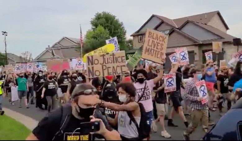 BLM Mob Beats Piñatas of Minneapolis Police Union Chief and His Wife Outside His Home