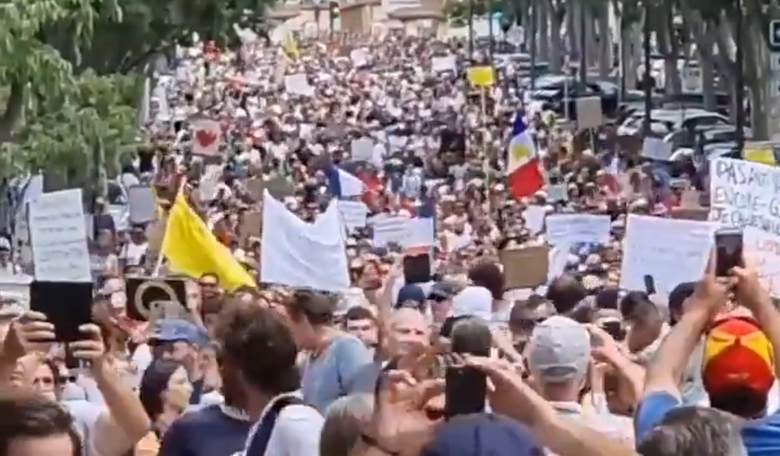 Tens of Thousands Protest Across France Against Vaccine Passports For Fourth Week in a Row