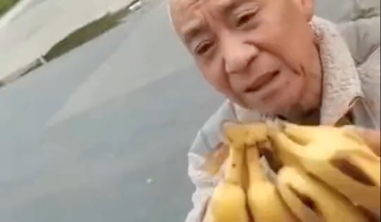 HEARTBREAKING VIDEO: Starving Elderly Man in Shanghai Weeps When Given Food