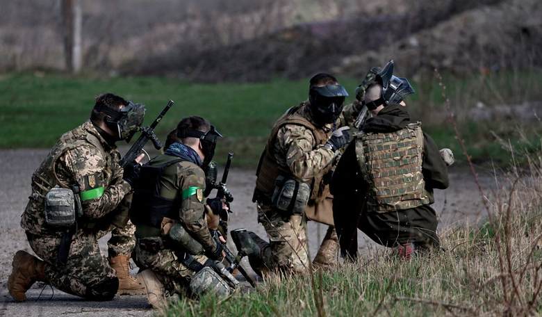 Reuters Uses Image of Paintball Guns in Ukraine War Story