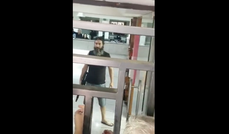 Hostage-Taking Bank Robber in Lebanon Cheered by Large Crowd of Onlookers